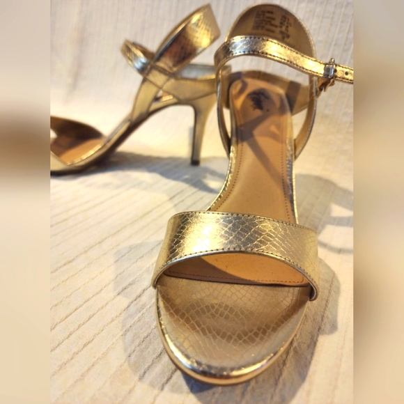 New Gold Heels Size 9 - Picture 2 of 4